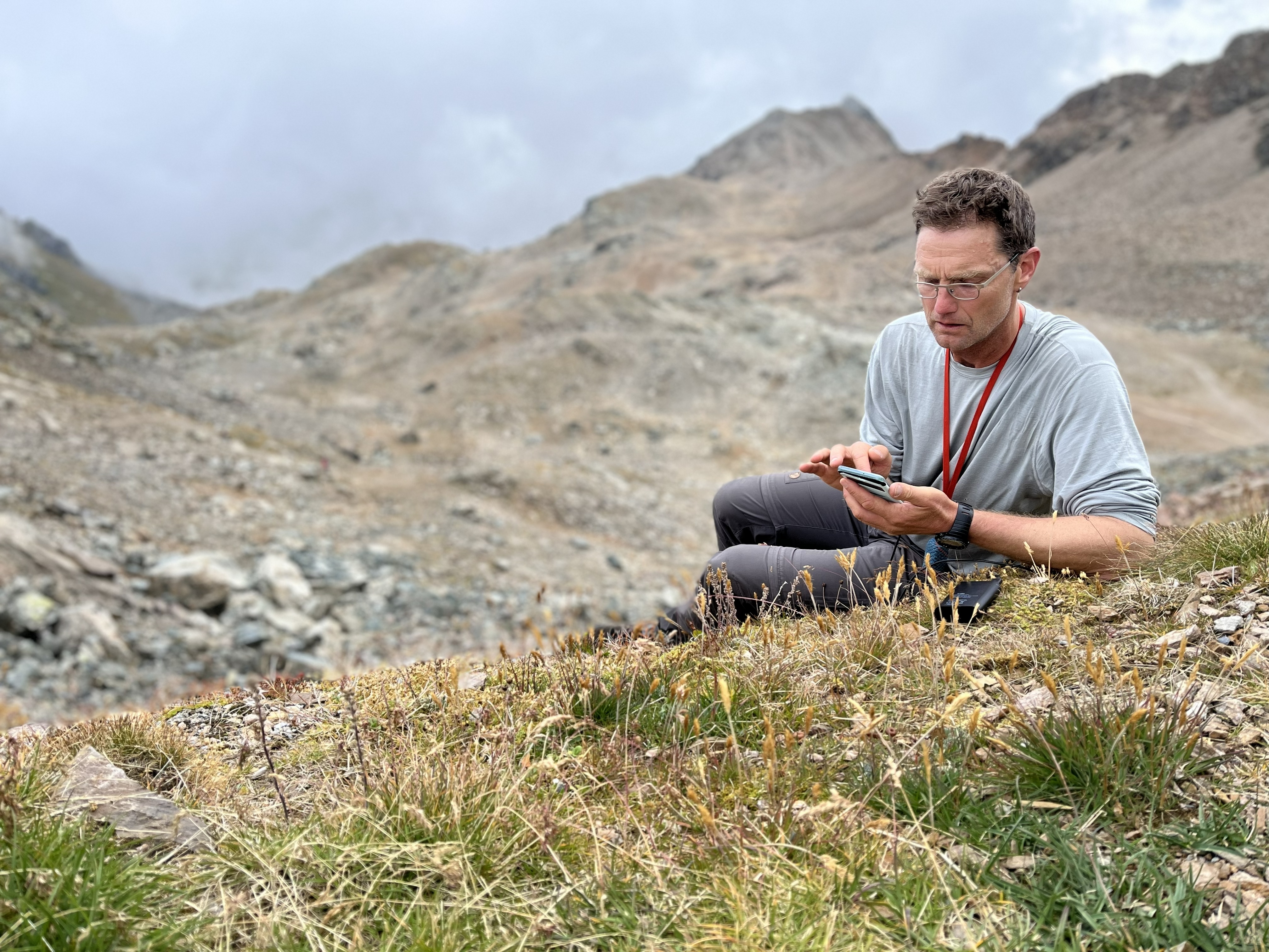 Christian Rixen identifying plants. Photo: Brigitte Wenger.