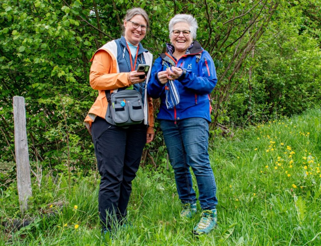 Freude an der Flora: Ingrid Jansen (l.) und Doris Sonderegger bei ihrer Blitzkartierung in Tomils. Foto: Andri Dürst, Bünder Woche