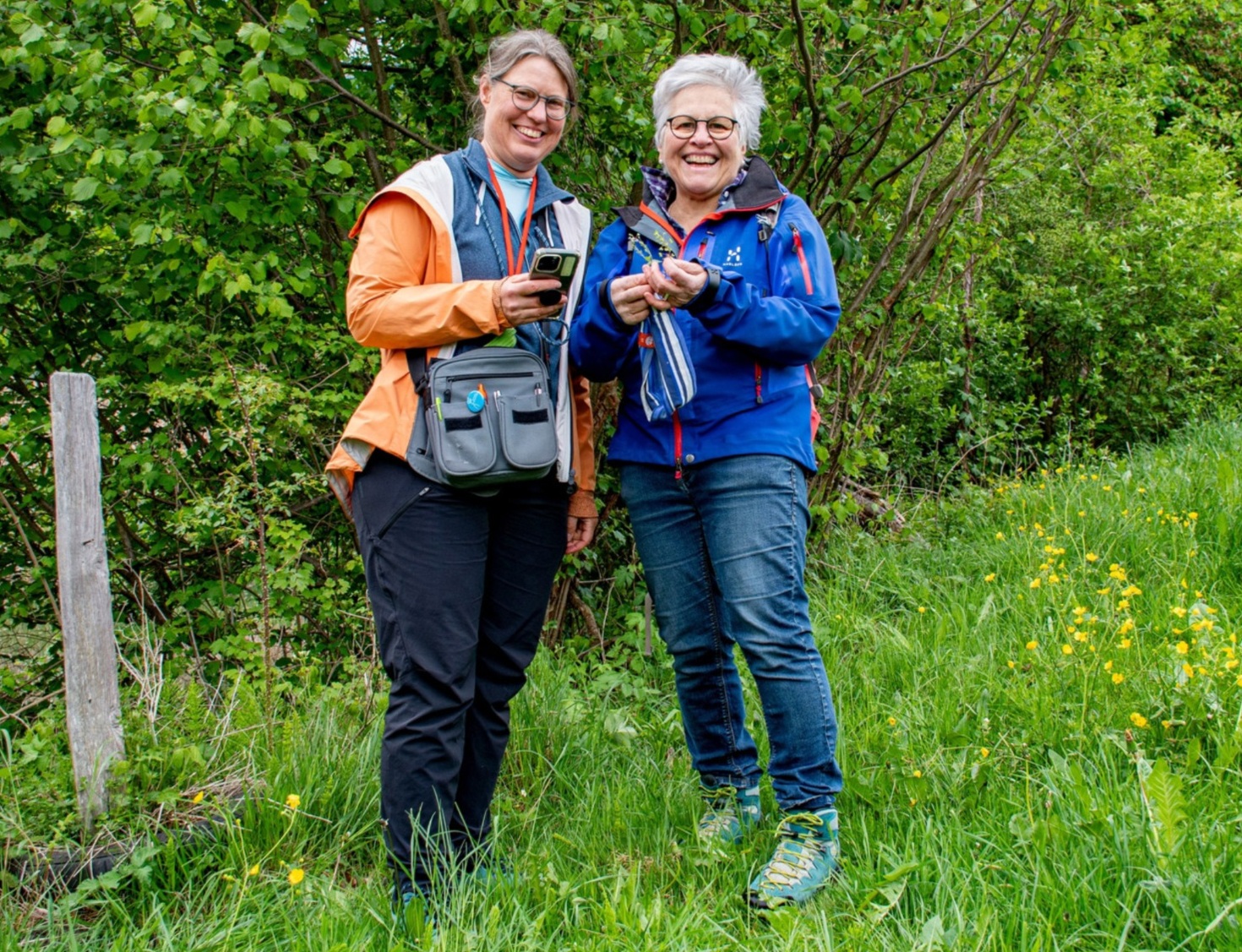 Freude an der Flora: Ingrid Jansen (l.) und Doris Sonderegger bei ihrer Blitzkartierung in Tomils. Foto: Andri Dürst, Bünder Woche
