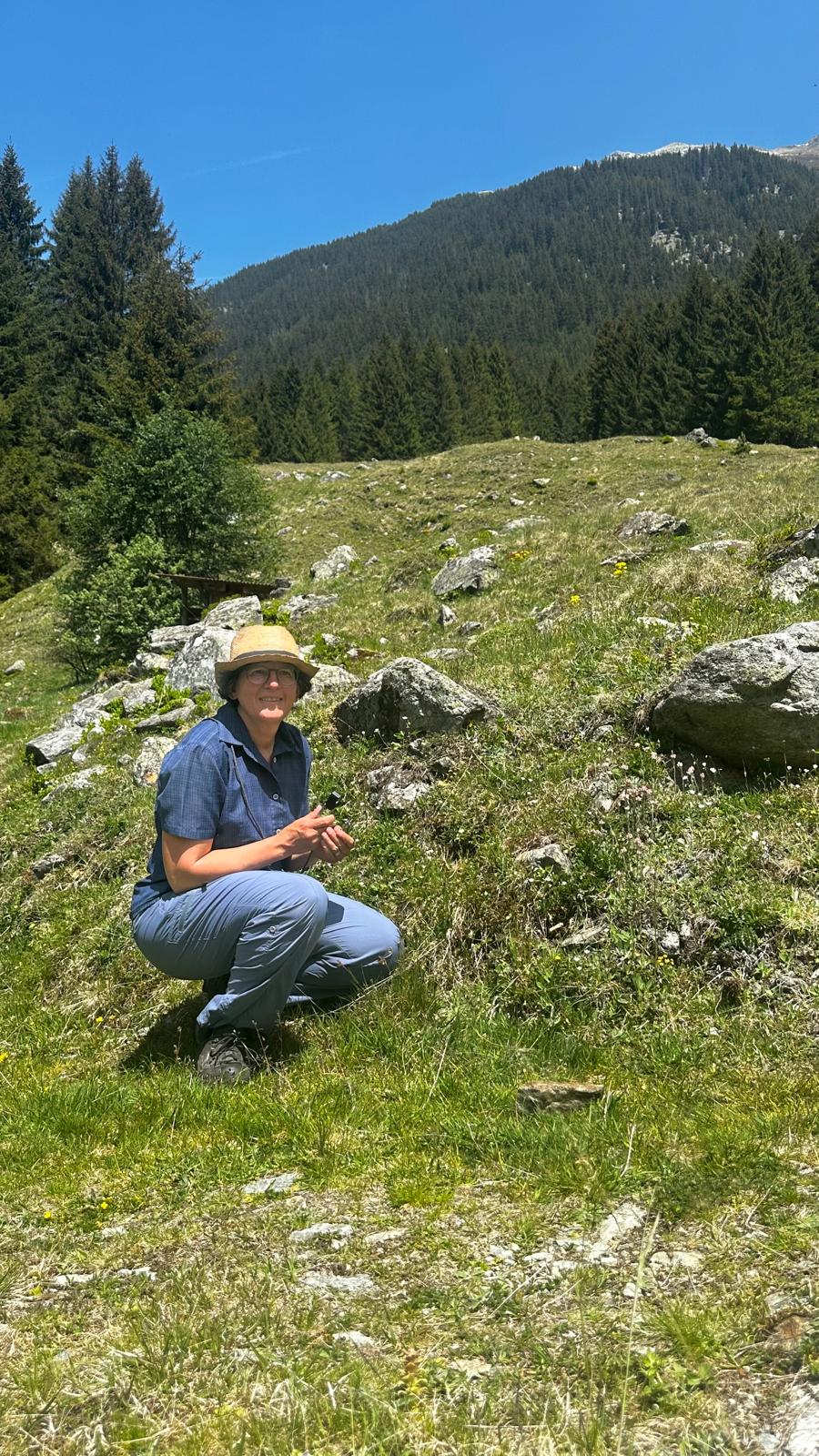 Carmelia Arias Linares im Val Tenigia (Val Sumvitg). Foto: Salome Arias Linares.